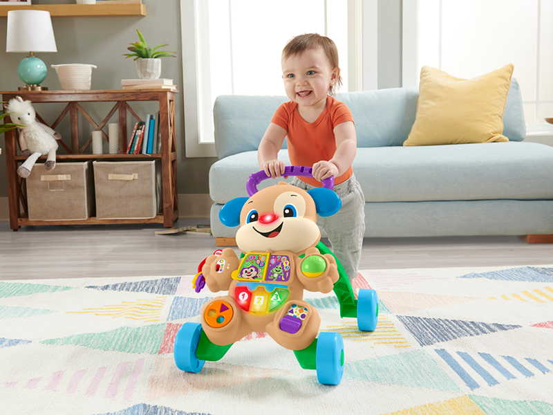 Gatinhar e dar os primeiros passos: o bebé parte à conquista do mundo! Gatinhar e dar os primeiros passos