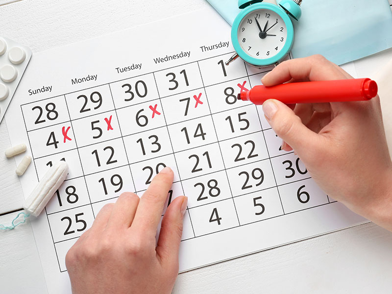 Mujer calculando el ciclo menstrual