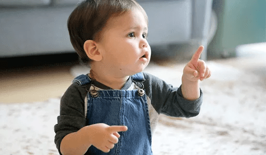 baby signing bebe assinalando