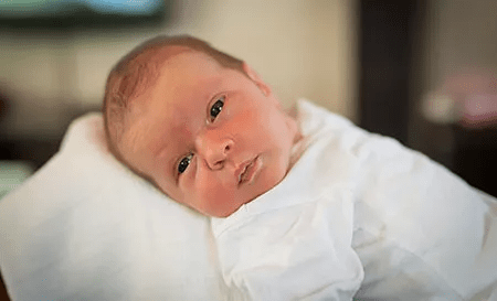 bebe com olhos cinzentos