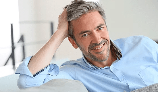 hombre grisalho sofa