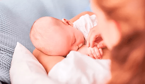 mama dando pecho bebe