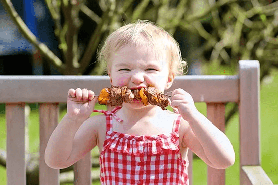 crianca comer carne