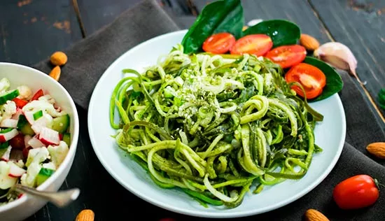 espaguetis calabacin pesto