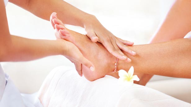 Pernas e pés inchados: causas e soluções