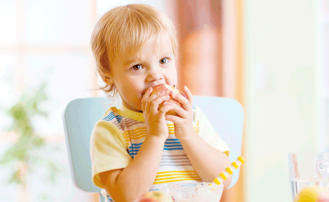 comer-fruta_334816958