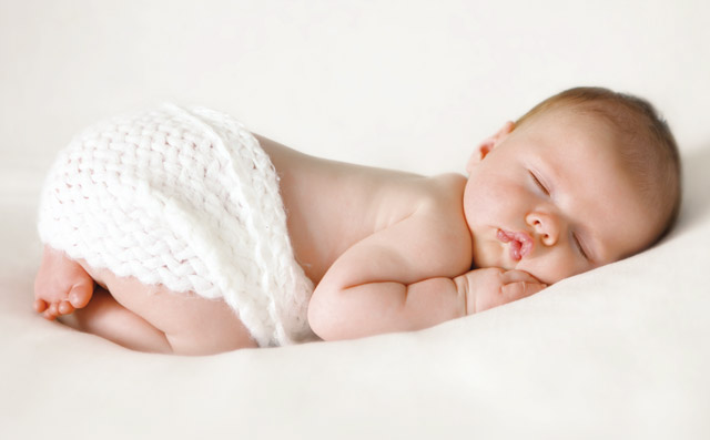 dormir-recien-nacido_314074451