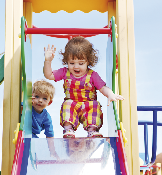 jugar-parque_82834651